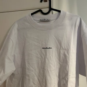 Acne T-shirt  - Storlek xs passar s/m  Tags kvar  Cond 7/10  Pris 500