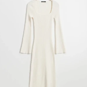 Vit klänning  - Har endast haft på mig den en gång, kommer inte till användning. Köpte den från Ginatricot för 599 kr.🤍🤍 Skriv om mera bilder.💕