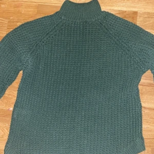 fin stickad grön tröja - bra skick oanvänd 
