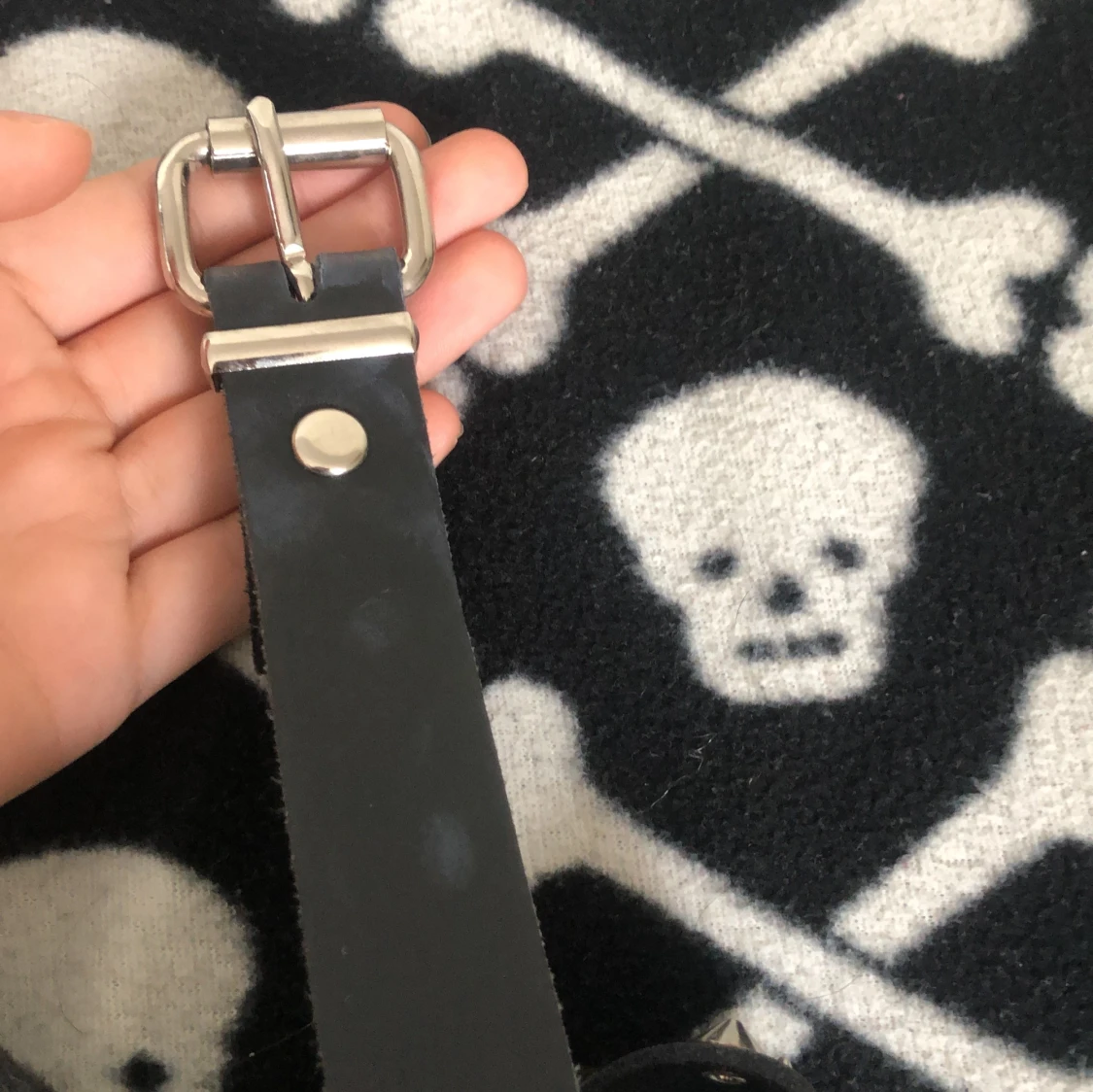 svart läderbälte med nitar - 90