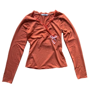 y2k vintage långärmad rosett ropp - långärmad tröja med detaljer. Passar en XS eller S bäst! ❤️Köparen står för frakt. 