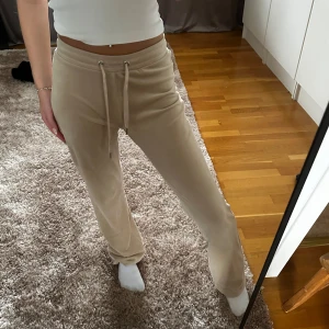 beiga mjukisbyxor  - jättesköna beiga mjukisbyxor med snöre från gina tricot i storlek xxs!🤎