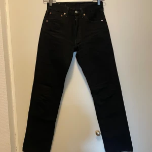 Levi’s 501 - Storlek W27L34  Köpt på broadway and sons (små i storleken).  