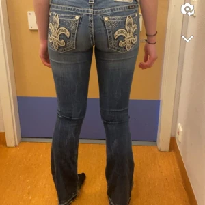 miss me jeans - säljer ett par jättefina miss me jeans i bootcut modell, storlek 28. de är uppsprättade längst ner och har lite slitage, men det är inget man tänker på. annars är byxorna i jättebra skick.  skriv privat för mått eller fler frågor❤️