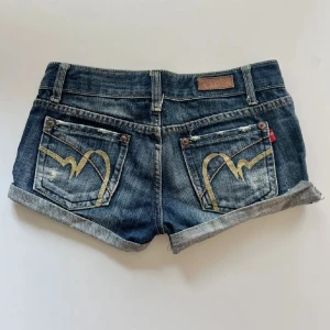 Jeansshorts - Low waist jeans som är assnygga!! Tyvärr för små på mig då det var fel storlek 