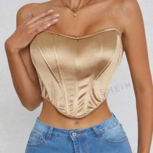 Guldig top från shein✨ - Bara används en gång✨ Den ser precis ut som på bilden😊