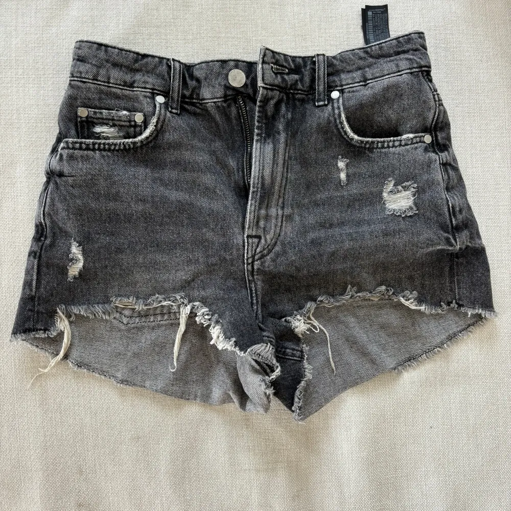 Fina gråa mid-rise jeansshorts från Zara!! Storlek 34 💞 Bra skick!!. Shorts.