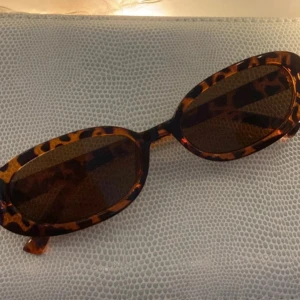 Solgalsögon köpta på Plick  - Dessa köpte jag för en månad sedan och har använt men köpte ett par andra. Pris kan diskuteras men dem är sällsynta så det är en förklaring till priset. 