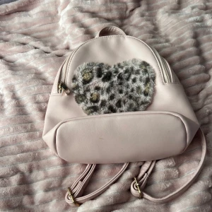 Fin ryggsäck - Väldigt fin ryggsäck ifrån glitter ✨ bra skick men liten fläck i botten, men den märks knappt🫧 pris kan diskuteras 🙈