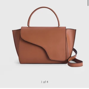 ATP väska - Säljer min ATP väska! Så fint skick, finns lite tecken på slitage! Perfekt väska för både skola och utgång!❤️ Nypris 4800kr❤️ Långt band och dustbag ingår! Måtten är: Höjd: 18,5cm | Bred: 34cm | Djup: 10,5cm