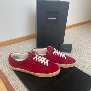 Saint Laurent skor - Ett par feta Saint Laurent sneakers i en exklusiv röd färg i modellen sl/06 💫 allt og ingår ✅ skick 9/10 nypris| 7000kr vårt pris| 2699 storlek| 42,5 men sitter 0,5-1 storlek större Hör gärna av er vid funderingar ✅🤩