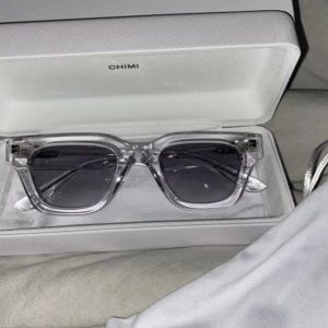 Solglasögon (CHIMI) 06 CLEAR - Hej, De här solglasögonen har jag fått i present, men d passade inte mig så jag tänkte sälja de. För billigare än vad de kostar med tanke på att de har öppnats!  Och storlek är MEDIUM  De är i helt nytt skick och ej är Använda 😃