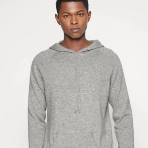 Kashmir Hoodie - Ljusgrå Kashmir hoodie från Davida i gott skick, råkade riva upp ena armbågen så har satt för gråa lappar för armbågarna som man ser på bild 3. Annars inga defekter.