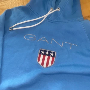 Gant hoodie  - Snygg äkta hoodie. Ny skick fast en väldigt liten fläck på framsidan därav priset. Min brors gammla. nypris 1000