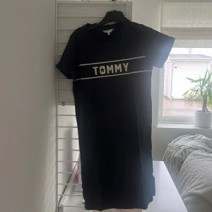  En klänning som passar jättebra till stranden -  En klänning som har varit väldigt använd och är ändå i bra skick