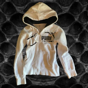 Puma zip up hoodie - Super cool puma hoodie med ett klössmärke på framsidan❤️den ska vara S men skulle säja den känns snarare som en XS