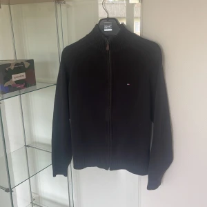 Tommy Hilfiger Zipup - Säljer pga brist av användning men när den har använts så har jag fått extremt många komplimanger, men tyvärr så blir den bara inte utvald i garderoben längre. Det står S men passar allt mellan S-L . Priset är inte hugget i sten.