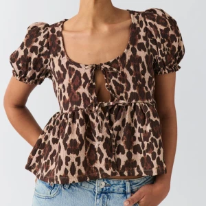 Leopard topp gina tricot - Säljer denna söta leopard mönstrade topp från gina som inte kommer till användning! Är i storlek xxs men passar även xs/s