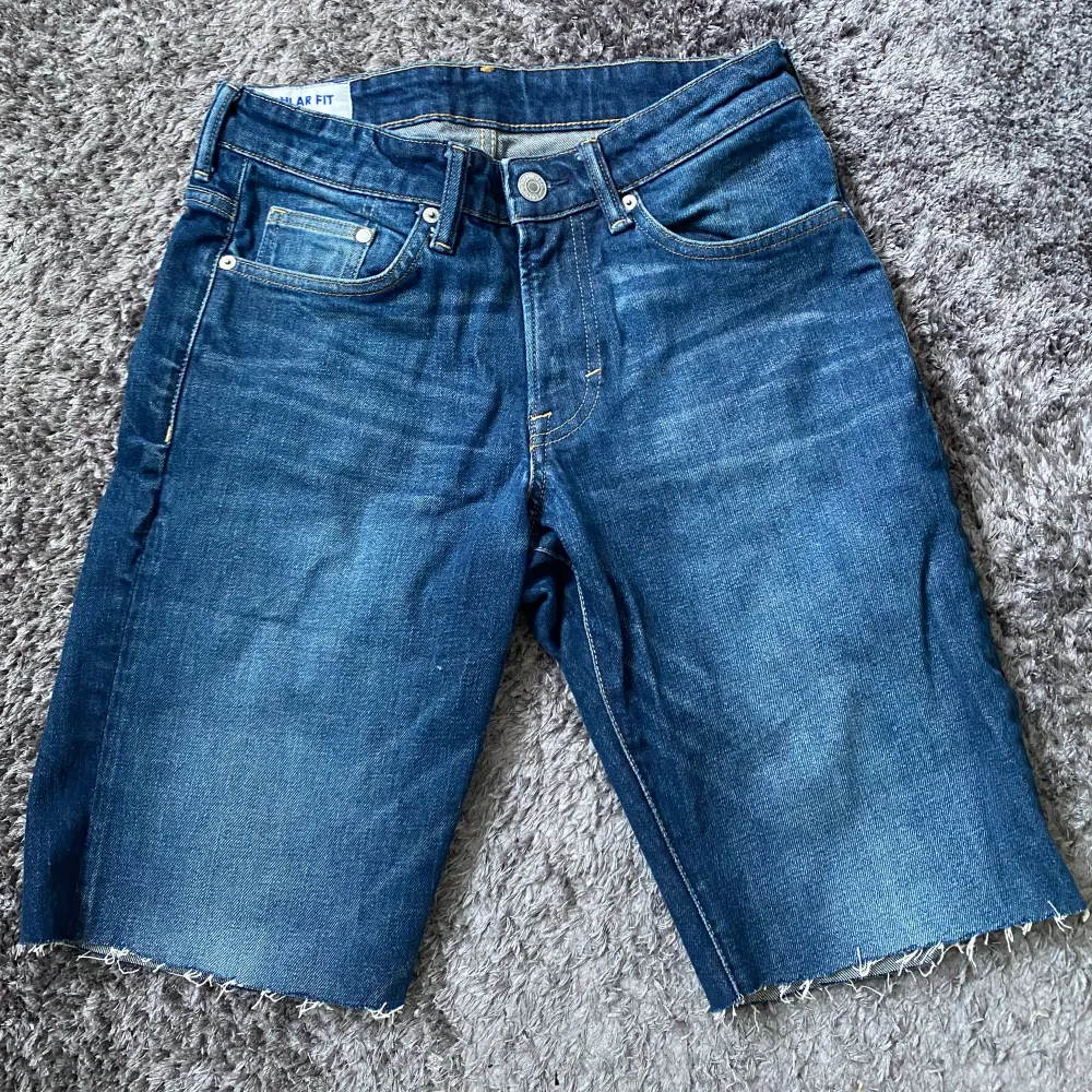 Avklippta jeans från HM, perfekt skick. Säljer pga att det inte används. Dm för fler frågor. Shorts.