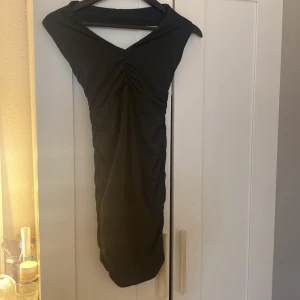 Jätte fin svart Stretchig klänning sitter skit snyggt 💕 - Skor snygg klänning öppen där bak och sitter såååå snyggt använt den en gång storlek xs 💕☺️