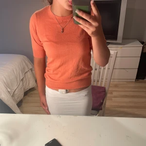 Stickad t-shirt - Säljer denna fina stickad t-shirt, färgen är jättefin framförallt för att man ser brun ut😉🥰Aldrg använd endast trstad