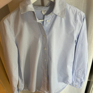 Arket skjorta - Blåvit randig skjorta från arket i storlek 34 använd ett fåtal gånger💞