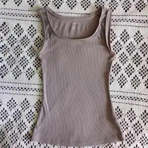 Superfint linne från Esmara med spetsdetalj. I en grå/ljuslila färg och skönt stretchigt material. Lite missfärgad under armarna💗