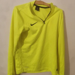 Nike långärmad tröja - Nike långärmad tröja för träning. Använd max 3 gånger