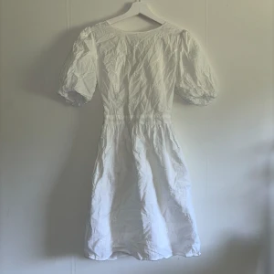 Klänning - Säljer min fina studentklänning! Den är helt och hållet fläckfri, den har en mindre lagning vid ryggen då sömmen gick sönder på studentdagen, men det är ingenting som varken syns eller märks!🤗🌸