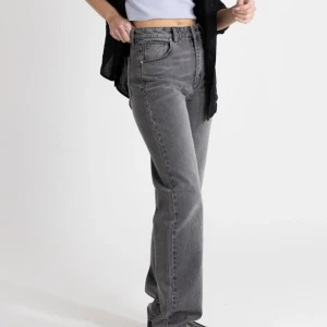 Abrand Jeans A ’94 High Straight grå  - Säljer mina gråa Abrand jeans, använda ett fåtal gånger. 