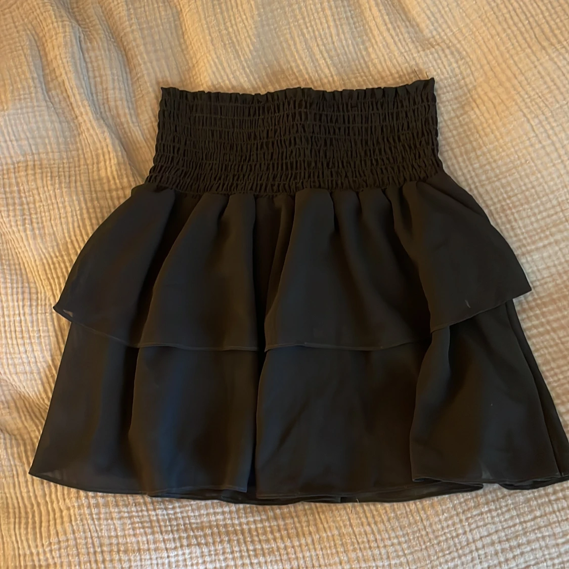 Svart volangkjol från chelsea 