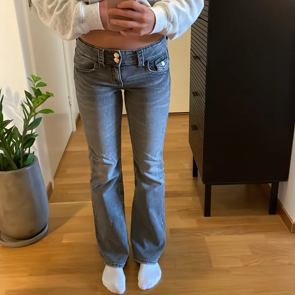 Supersnygga gråa jeans med låg midja från Gina tricot. Använda få gånger och är i ett bra skick. Nypris 349.. Jeans & Byxor.