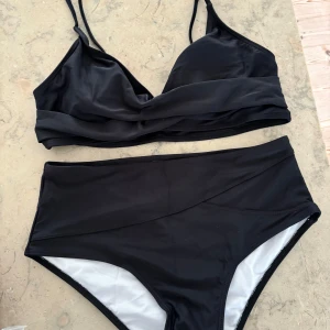 Bikini svart, rostfärgad - Strl S, helt nya och oanvända. Lätt vadderad kupa, urtagbart inlägg. Plastskydd i trosan kvar. 100 kr/st. Nypris 600 kr för båda. 