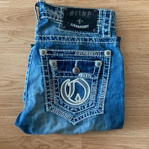 Olimp Jeans  - !skicka bud för snabb affär! Feta olimp bootcut jeans, storlek 32 i midjan. Bra skick fast lite hål på högra bakbenet men syns knappt. Skriv om ni undrar någonting eller om ni vill ha fler bilder 📲