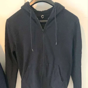 Svart zip hoddie  - Säljer denna skit sygga svarta zipp hoddie i storlek S. Tröjan är i bra skick utan några defekter. Hör av er om ni har ytterligare frågor!