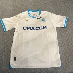 Marseille match tröja 23/24 - En fin Marseille tröja nu till sommaren, lappen sitter kvar. Extremt hög kvalité och passar till det mesta!  Storlek: XL