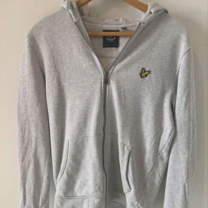 Grå zip hoodie  - Säljer nu denna sjukt snygga ljusgråa zip hoddien från lyle & scott i storlek S. Använd men i bra skick utan några defekter.  Hör av dig om fler frågor!