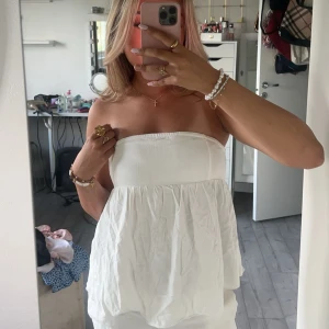 Vit topp i linne - Superfin linnetopp som aldrig är använd! Pris kan diskuteras vid snabba och smidiga köp❤️