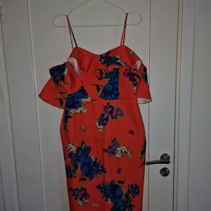 Blommig River Island Klämning - Säljer min mammas blommiga River Island klänning som passar perfekt för sommarens varma väder. Den är använd bara ett fåtal gånger och i storleken 40. Släpper den för 399:-