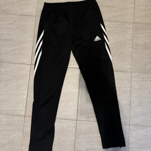 Adidas byxor  - Adidas byxor i ny sick 