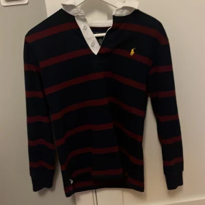 Polo Ralph lauren skjorta - Hej jag säljer min Ralph lauren skjorta som har blivit för liten och som är i stolek 14-16. Det motsvarar ungefär 158-164