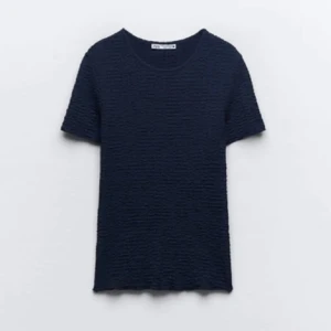 Mönstrad zara t-shirt - Super fin t-shirt från zara. Säljer pågrund av att den inte kommer till användning. Skicket är bra