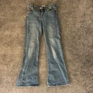 Jeans  - Säljer dom här mörkblåa snygga lågmidjade bootcut jeansen från lager 157. Dom är i storlek 150 så säljer för de blivit för korta för mig. 