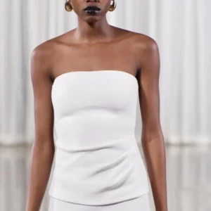 Bandeau topp zara - Säljer denna superfina topp från zara då den var för liten. Aldrig använd🩷