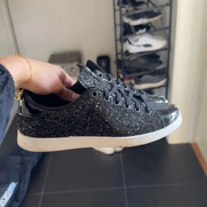 Glitter skor - Super snygga svarta glitter skor, perfekta till fest!!🩷🩷 använda få gånger och köpta för ca 1000kr på Zalando :)