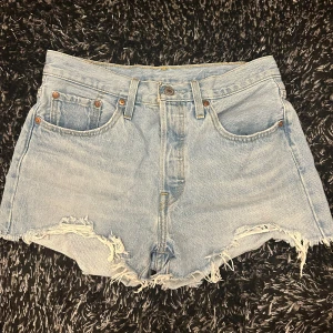 Levis shorts - Säljer dessa supersnygga shortsen då de tyvärr är lite stora på mig, storlek w27 vilket motsvarar ca S ✨Nypris 669✨