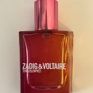 Zadig & Voltaire Parfym - Zadig & Voltaire This Is Love 30 ML. Sprayat några gånger ca 25 ml kvar. Helt underbart förtrollande doft. Limited edition av den originella varianten. OBS! Sista bilden är lånad från LYKOS HEMSIDA nypris 720kr. 