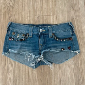 True religion jeans shorts - Hej säljer nu mina true religion jeans shorts till ett myckwt bra pris höjd 40 cm Bredd 26 Vid ytterligare frågor eller funderingar är det bara att skriva 