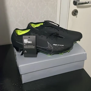 Nike mercurial fotbollskor - Helt nya och oanvända Nike Air Zoom Mercurials i storlek 44, säljes då det inte är skor för min position. Tyvärr finns inget kvitto då ja fick skorna som en gåva. Priser står inte fast!