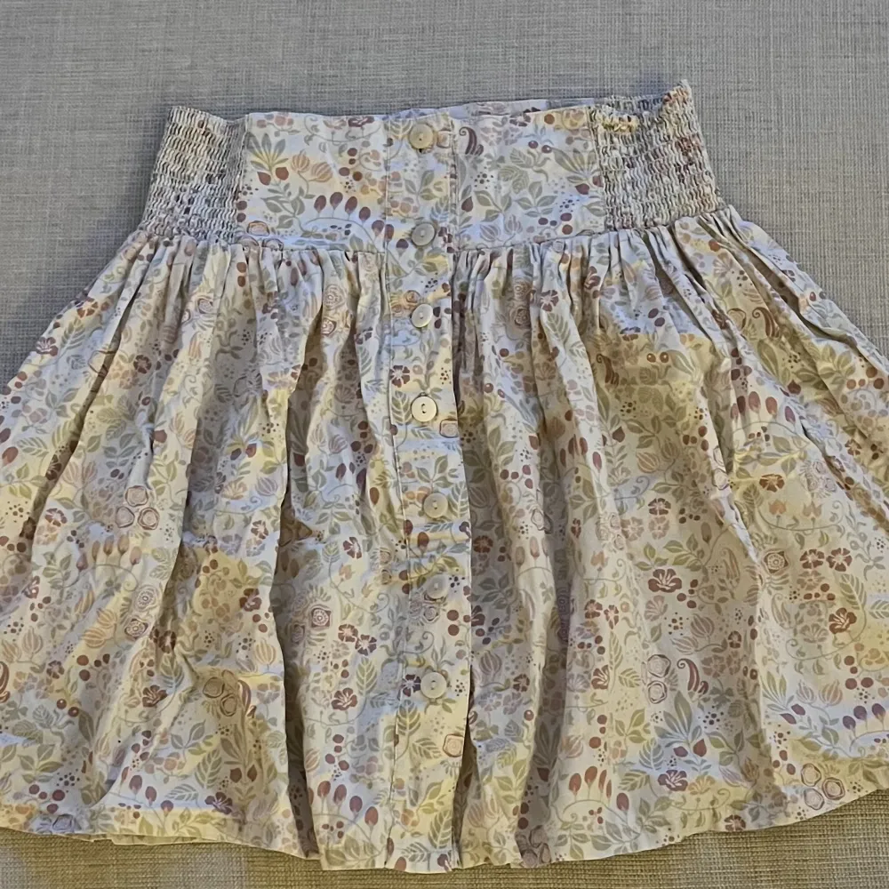 En jättegullig kjol med blommönster som aldrig har använts. Köpt utomlands i Italien för 599kr. Passar både S och M och mönstret är ljusrosa i verkligheten. Kjolen har även resor i midjan på båda sidorna samt knappar. Skriv gärna om ni har några frågor!!. Hameet.